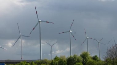Rüzgar santralleri rüzgar türbinleri elektrik üretir. Modern enerji kavramı, yenilenebilir enerji teknolojisi, temiz enerji.