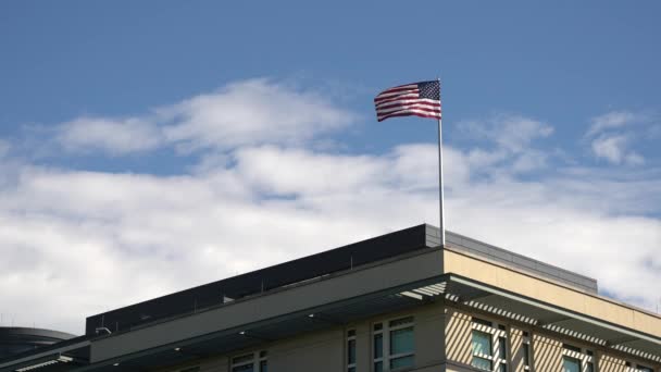 在蓝天下飘扬着美国国旗 大楼屋顶上的美国国旗 — 图库视频影像