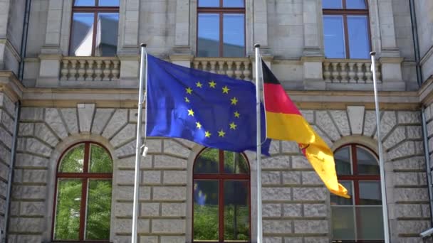 Размахивание Немецкими Европейскими Флагами Фоне Исторического Здания Герб Германии Гербом — стоковое видео
