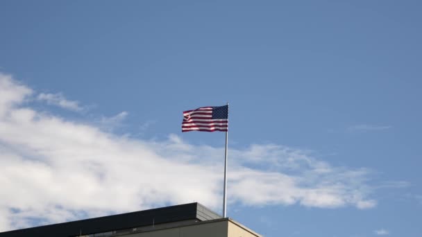 Ondeando Bandera Americana Contra Cielo Azul Bandera Americana Techo Del — Vídeo de stock