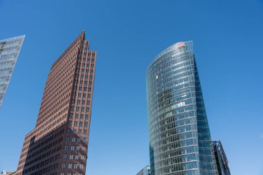 Berlin Almanya, 28 Nisan 2024. Potsdamer Platz 'da yüksek binalar. Mavi gökyüzüne karşı yüksek binalar. Berlin Almanya, 28 Nisan 2024