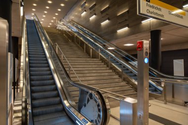 Berlin Almanya, 28 Nisan 2024. Berlin 'deki Linden metro istasyonuna kadar. Berlin Almanya, 28 Nisan 2024