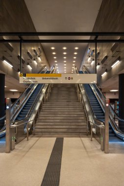 Berlin Almanya, 28 Nisan 2024. Berlin 'deki Linden metro istasyonuna kadar. Berlin Almanya, 28 Nisan 2024