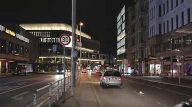 Berlin, Almanya, Mayıs 05, 2024 Bir şehir sokağında, direğinde 30 işareti olan bir gece. Caddede bir araba sürüyor. Berlin, Almanya, Mayıs 05, 2024
