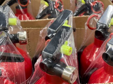 Berlin, Almanya, 10 Mayıs 2024 süpermarketteki bir rafta yangın söndürücüler. Araba yangın söndürücüleri..