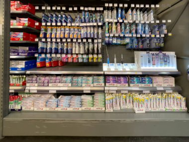 Almanya 11 Mayıs 2024. Bir sürü farklı diş macunuyla dolu bir mağaza rafı.