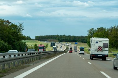 Almanya, 17 Mayıs 2024. Yolun ortasında beyaz bir karavanı olan yoğun bir otoyol..