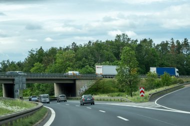 Almanya, 17 Mayıs 2024. Arka planda köprü olan yoğun bir otoyol. Yolda bir sürü araba ve kamyon var..