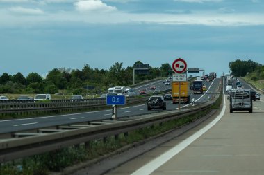 Almanya, 17 Mayıs 2024. Yoğun otoyol. Yolda bir sürü araba ve kamyon var.