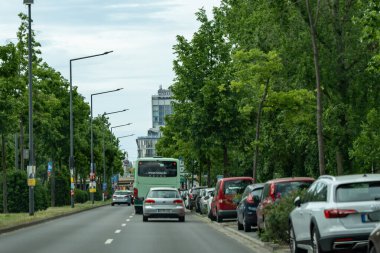 Almanya 17 Mayıs 2024. Bir otobüs ve bir sürü arabası olan kalabalık bir cadde. Sahne kalabalık ve hareketli..