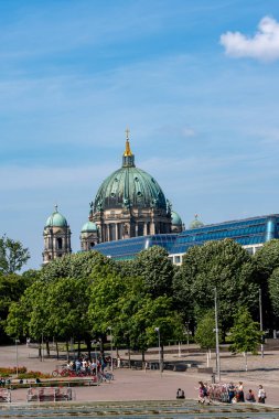 17 Mayıs 2024 'te Almanya' da büyük yeşil bir kubbe şehrin tepesinde bulunur. Kubbe ağaçlarla çevrili ve insanlar etrafta dolaşıyor..