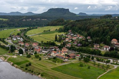 Nehir akan küçük bir kasaba. Evler küçük ve kasaba yeşil tarlalarla çevrili.