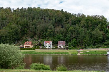 Evleri ve nehri olan küçük bir kasaba.