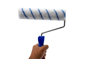 Duvarları boyamak için bir el silindir tutuyor. Ressam aracı beyaz arkaplanda izole edildi.