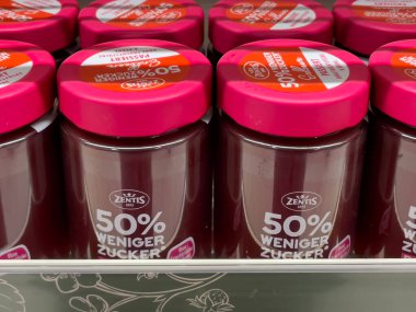 25 Mayıs 2024 'te Almanya' da bir sıra Weniger Zucker rafta duruyordu. Kavanozların hepsi aynı renk ve pembe kapakları var.