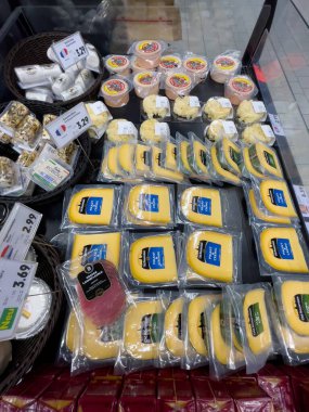 Almanya 25 Mayıs 2024 Bir mağazada peynir ve kraker gösterisi. Peynir plastikle paketlenmiş ve krakerler sepette.