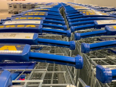 Almanya 27 Mayıs 2024 'te bir mağazada mavi ve sarı alışveriş arabaları sıraya dizildi. Almanya 25 Mayıs 2024