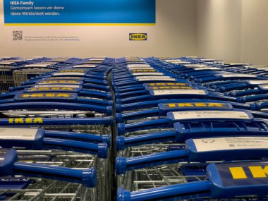 Almanya 27 Mayıs 2024. Bir sıra mavi ve gümüş Ikea alışveriş arabaları. Arabalar sıraya dizildi ve hepsi aynı renkte.