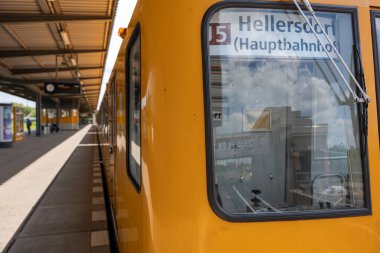 Berlin şehrinin eski sarı yeraltı treni. İstasyondaki yeraltı treni..