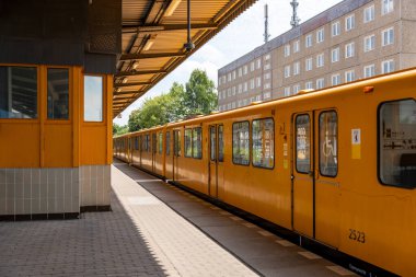 Berlin şehrinin eski sarı yeraltı treni. İstasyondaki yeraltı treni..
