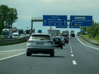 Almanya 17 Mayıs 2024 Ağır trafik ve mavi işaretli otoyol.