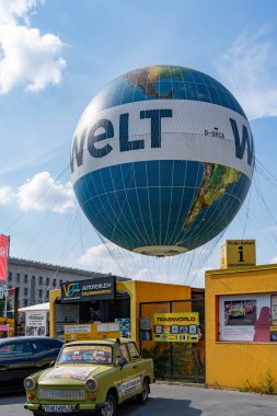 Almanya 7 Haziran 2024 'te Berlin' de üzerinde yazı olan büyük mavi beyaz bir küre havada süzülüyor. Turistik yerler.