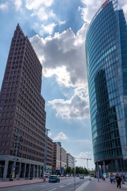 Almanya 7 Haziran 2024 İki yüksek bina ve bulutlu gökyüzü ile şehir caddesi.