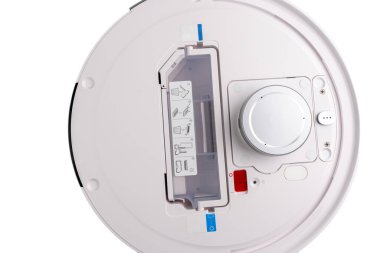 Robot elektrik süpürgesini açmak ya da kapatmak için kırmızı düğme. Beyaz arka planda robot elektrik süpürgesi.