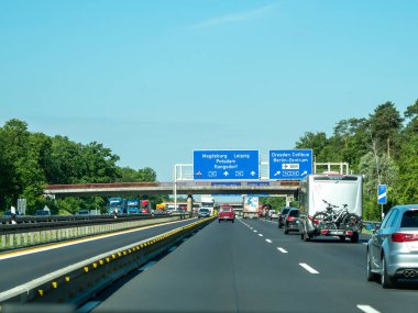 Almanya 17 Mayıs 2024 Yoğun bir otoyol üzerinde bir sürü araba ve kamyon var. Otoyol bir köprünün altında ve bir sürü tabela var.