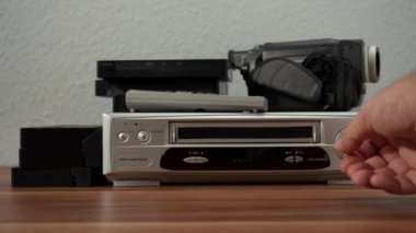 VHS oynatıcı, VCR, Silver ve siyah VCR dahil eski elektronik koleksiyonu.