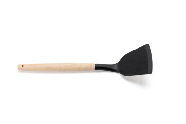 Tahta saplı siyah spatula. Spatula uzun ve incedir. Beyaz bir arka planda yer almaktadır.