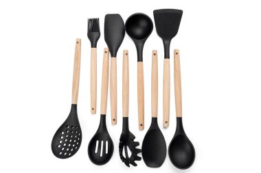 İçinde spatula, kepçe ve çırpı bulunan ahşap mutfak aletleri. Mutfak aletleri siyah ve ahşaptır ve sırayla dizilmiştir.