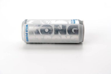 Beyaz arka planda bir kutu enerji içeceği duruyor. Kavanoz gümüş, mavi etiketli..