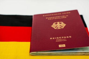 Üzerinde Reisepass yazan pasaport. Alman vatandaşı pasaportu. Alman bayrağının tepesinde yer alır..