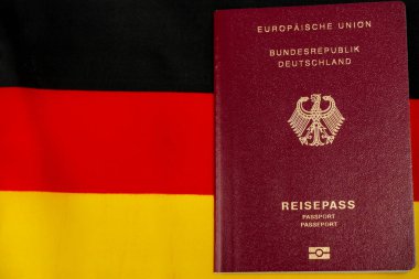 Üzerinde Reisepass yazan pasaport. Alman vatandaşı pasaportu. Alman bayrağının tepesinde yer alır..