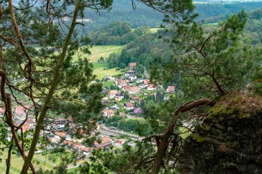 Arka planda evleri ve ağaçları olan küçük bir kasaba.