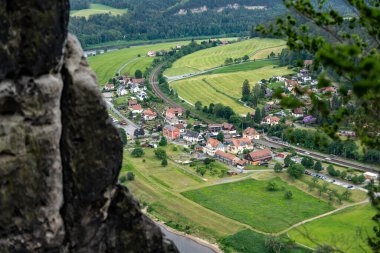 Evleri ve tren yolu olan küçük bir kasaba.