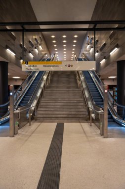 Berlin Almanya, 28 Nisan 2024. Berlin 'deki Linden metro istasyonuna kadar. Berlin Almanya, 28 Nisan 2024