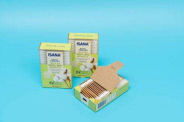 Almanya 20 Temmuz 2024. Mavi arka planda Isana 'dan alınmış bir kutu pamuk. Biyolojik çubuklar.