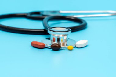 Üzerinde bir sürü hap olan gümüş bir tıbbi alet. Haplar farklı renk ve boyutlarda. Organizasyon kavramı ve detaylara dikkat