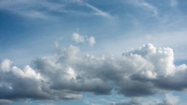 Mavi gökyüzündeki bulutların zamanı. Bulutlar yakın çekim.