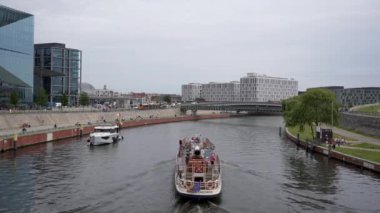 Berlin Almanya 26 Temmuz 2024. Berlin Merkez İstasyonu yakınlarındaki Spreebogen 'de turistli tekneler. Berlin Manzarası.