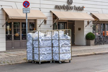 Berlin, Almanya, 26 Temmuz 2024 Dışarıda kirli çamaşırları olan arabalar var. Çamaşırlar kimyasal temizlik bölümüne gönderilmeyi bekliyor..