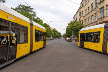 Berlin, Almanya, 26 Temmuz 2024. Berlin 'in sarı tramvayı. Berlin toplu taşımacılığı.