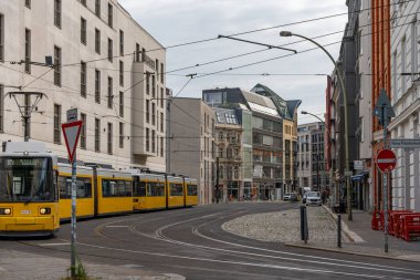 Berlin, Almanya, 26 Temmuz 2024. Berlin 'in sarı tramvayı. Berlin toplu taşımacılığı.