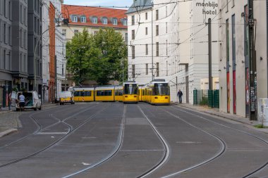 Berlin, Almanya, 26 Temmuz 2024. Berlin 'in sarı tramvayı. Berlin toplu taşımacılığı.