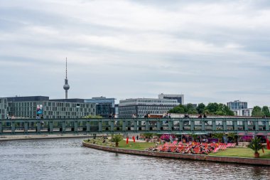 Berlin, Almanya, 26 Temmuz 2024. Spree 'deki yayalar için demir köprü, Gustav Heinemann Brucke.