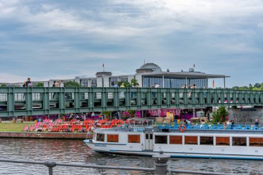 Berlin, Almanya, 26 Temmuz 2024. Spree 'deki yayalar için demir köprü, Gustav Heinemann Brucke.