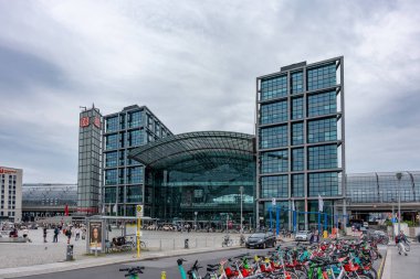 Berlin Almanya 26 Temmuz 2024. Berlin ana istasyonunun görüntüsü. Ana istasyonun cam binası..