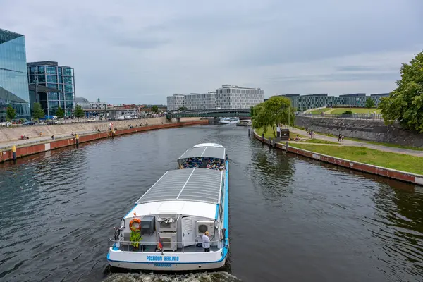 Berlin, Almanya, 26 Temmuz 2024. Turistli yolcu gemileri Spree Nehri boyunca yol alıyor. Turist su yolu.